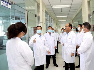 摆向阳市长在市检测中心调研
