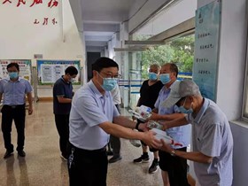 8月4日下午，市水利局党组书记、局长苏孝志亲自将疫情防护用品分发到离退休老同志代表手中，并嘱咐他们增强防护意识，保持乐观心态，共同抗击疫情，确保身心健康。