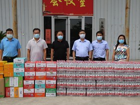 8月19日上午，市水利局党组书记、局长苏孝志带领相关人员，向东风街道办事处捐赠矿泉水、方便面、防护口罩等防疫物资；并对疫情防控一线值班值守志愿者进行了慰问