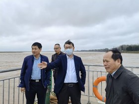 10月6日下午，局党组书记、局长苏孝志带领有关人员会同民权县政府、民权县水利局，到三义寨现场查看黄河水情，河南省豫东水利工程管理局三义寨分局王孟桢局长现场介绍了近期黄河水势相关情况。随后，沿途查勘黄河故道沿线水库，了解水库防汛准备和引黄中线沉砂池清淤情况。
