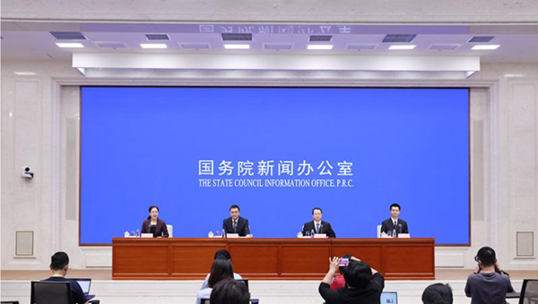 如何保障符合标准的人口及时纳入医保？如何强化困难群众的基本生活保障？民政部回应